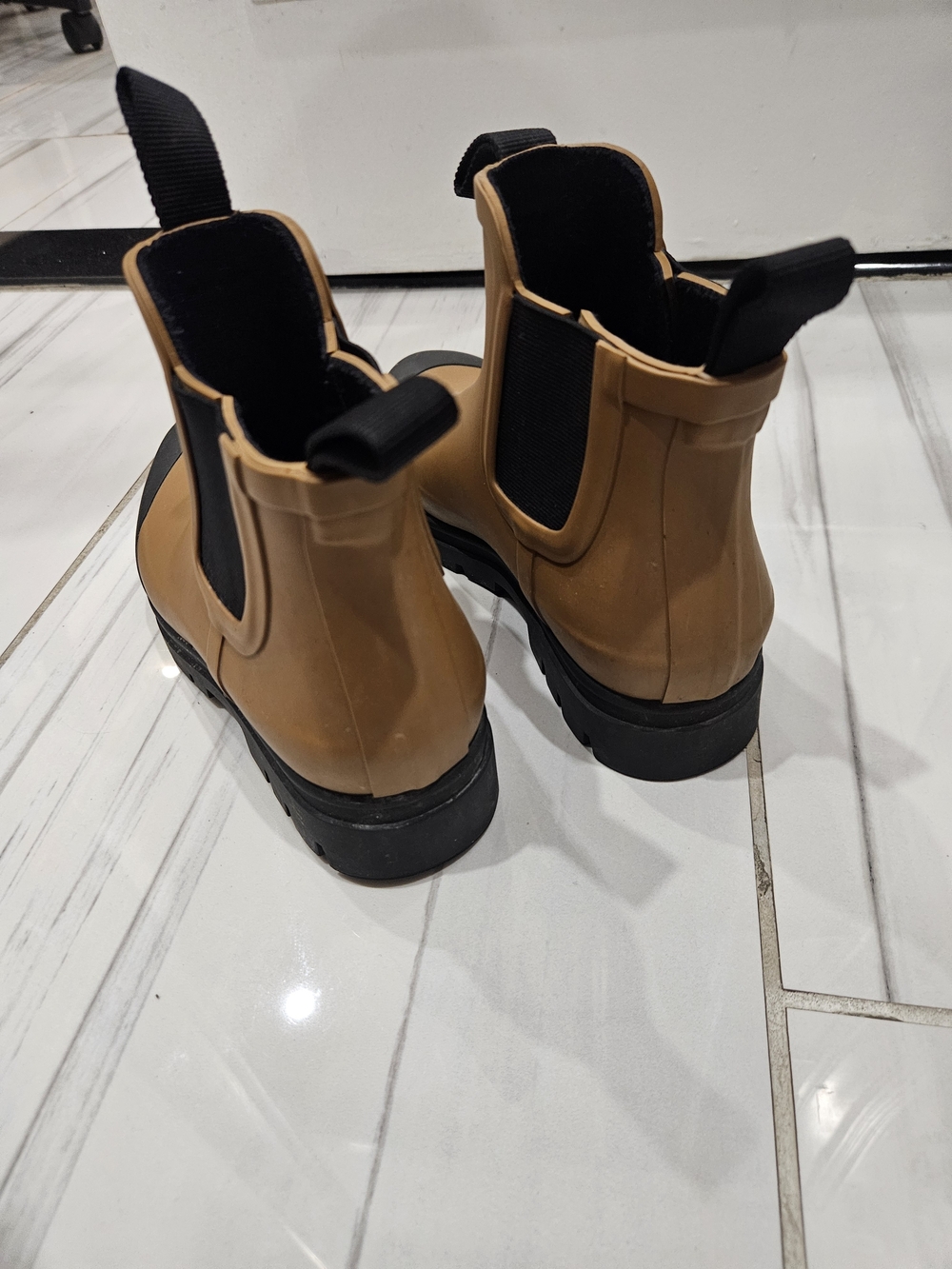 Women's Tan Waterproof Chelsea Boots with Black Toe - Everlane - Picture 3 of 5